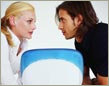 Un hombre y una mujer conversando frente a frente